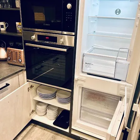 Glasgow City Central Executive Triplex House, 3 Bedroom 3 Bathrooms 1 Living Room Kitchen - Huge Terrace For Master Bedroom - Private E Parking Lez Congestion Zone Free - Garden - 5 Mins Drive To City Centre Central Station * Glasgow