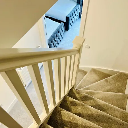 Glasgow City Central Executive Triplex House, 3 Bedroom 3 Bathrooms 1 Living Room Kitchen - Huge Terrace For Master Bedroom - Private E Parking Lez Congestion Zone Free - Garden - 5 Mins Drive To City Centre Central Station