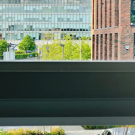 Glasgow City Central Executive Triplex House, 3 Bedroom 3 Bathrooms 1 Living Room Kitchen - Huge Terrace For Master Bedroom - Private E Parking Lez Congestion Zone Free - Garden - 5 Mins Drive To City Centre Central Station Сasa de vacaciones *