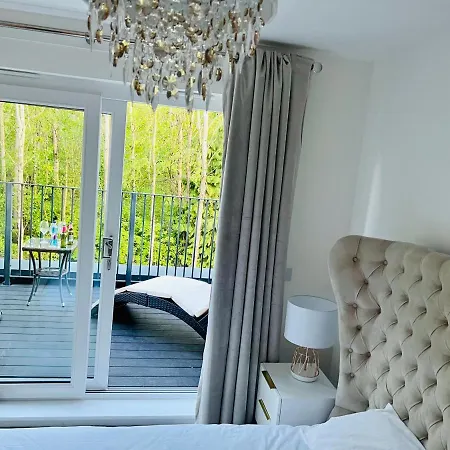 Sec Hydro Executive Triplex Townhouse, Central, 3 Bedrooms/3 Bathrooms, 1 Living Room/kitchen, 3 Floors, Master Bed's Terrace, Main Door, Garden, 度假居 格拉斯哥