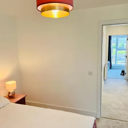 Executive Triplex House, 3 Bedroom 3 Bathrooms 1 Living Kitchen - Huge Terrace For Master Bedroom - Private E Parking Lez Congestion Zone Free - Garden - 5 Mins Drive To Centre Station Glasgow