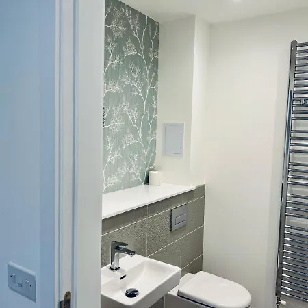 Executive Triplex House, 3 Bedroom 3 Bathrooms 1 Living Kitchen - Huge Terrace For Master Bedroom - Private E Parking Lez Congestion Zone Free - Garden - 5 Mins Drive To Centre Station Glasgow