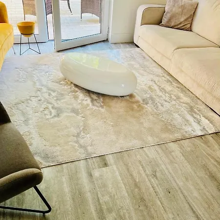 Executive Triplex House, 3 Bedroom 3 Bathrooms 1 Living Kitchen - Huge Terrace For Master Bedroom - Private E Parking Lez Congestion Zone Free - Garden - 5 Mins Drive To Centre Station Glasgow