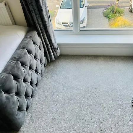 Glasgow City Central Executive Triplex House, 3 Bedroom 3 Bathrooms 1 Living Room Kitchen - Huge Terrace For Master Bedroom - Private E Parking Lez Congestion Zone Free - Garden - 5 Mins Drive To City Centre Central Station Сasa de vacaciones