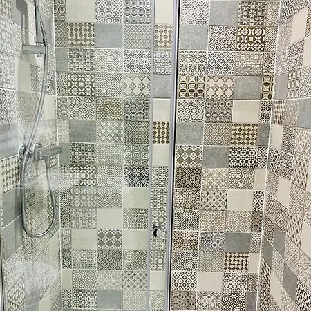 Glasgow City Central Executive Triplex House, 3 Bedroom 3 Bathrooms 1 Living Room Kitchen - Huge Terrace For Master Bedroom - Private E Parking Lez Congestion Zone Free - Garden - 5 Mins Drive To City Centre Central Station *