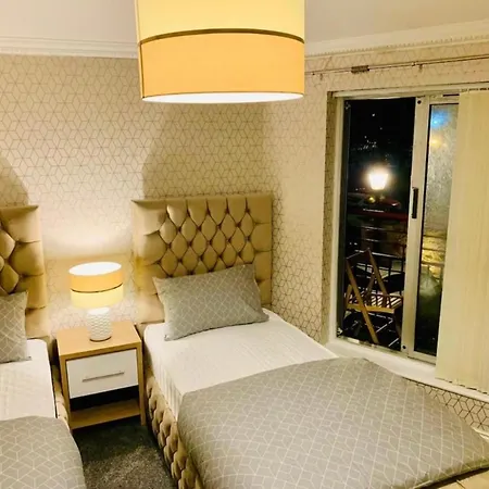 Apartament Centre Flat With River Views And Parking