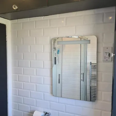 Villa Travel Host 3 Bedroom House With Free Parking