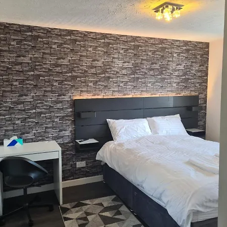 3 Bedroom House With Free Parking - Travel Host *