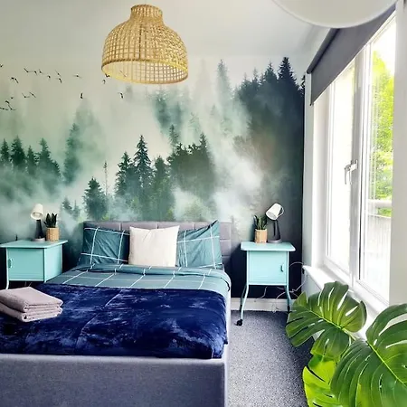 Semesterbostad Spacious 5bed House, Free Parking, No Party ! *
