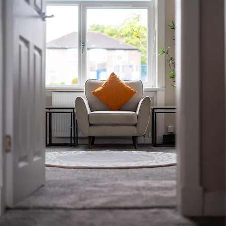 Homely House: 4-bedroom Comfort Near Centre Apartment *