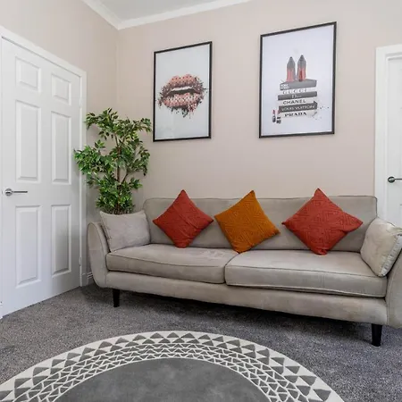 Homely House: 4-bedroom Comfort Near Centre