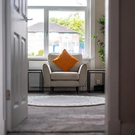 4 Bedrooms Homely House - Sleeps 6 Comfortably With 6 Double Beds,glasgow, Free Street Parking, Business Travellers, Contractors, & Holiday-goers, Near Major Transport Links In & Centre, Perfect For Common Wealth Games 2026