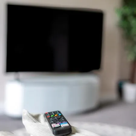 4 Bedrooms Homely House - Sleeps 6 Comfortably With 6 Double Beds,glasgow, Free Street Parking, Business Travellers, Contractors, & Holiday-goers, Near Major Transport Links In & Centre, Perfect For Common Wealth Games 2026