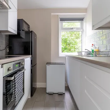 Homely House: 4-bedroom Comfort Near Centre Apartment