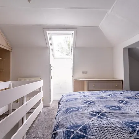 Apartment Homely House: 4-bedroom Comfort Near Centre