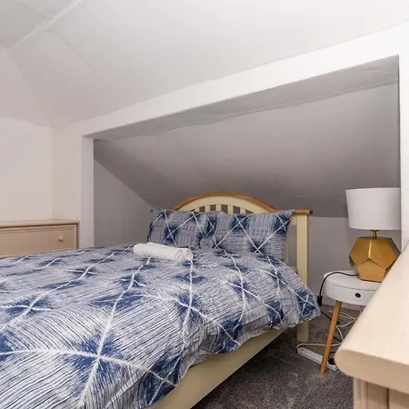 4 Bedrooms Homely House - Sleeps 6 Comfortably With 6 Double Beds,glasgow, Free Street Parking, Business Travellers, Contractors, & Holiday-goers, Near Major Transport Links In & Centre, Perfect For Common Wealth Games 2026 Daire