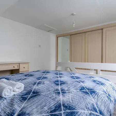 Apartment Homely House: 4-bedroom Comfort Near Centre
