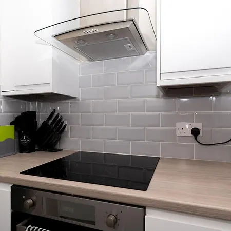 Homely House: 4-bedroom Comfort Near Centre Apartment *