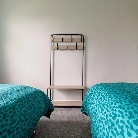 4 Bedrooms Homely House - Sleeps 6 Comfortably With 6 Double Beds,glasgow, Free Street Parking, Business Travellers, Contractors, & Holiday-goers, Near Major Transport Links In & Centre, Perfect For Common Wealth Games 2026