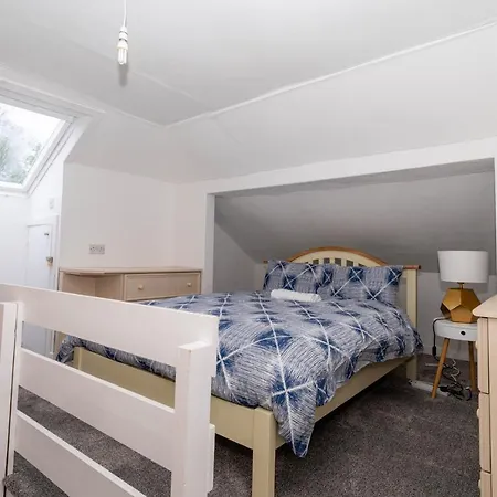 Homely House: 4-bedroom Comfort Near Centre
