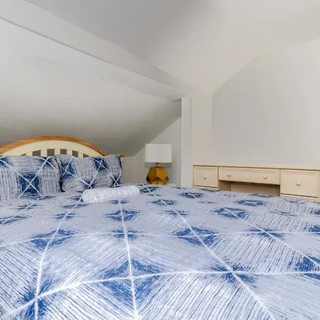Homely House: 4-bedroom Comfort Near Centre Apartment