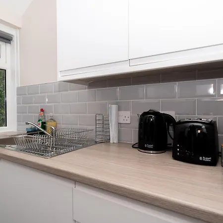 Apartment Homely House: 4-bedroom Comfort Near Centre *
