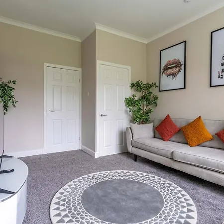 Apartmán 4 Bedrooms Homely House - Sleeps 6 Comfortably With 6 Double Beds,glasgow, Free Street Parking, Business Travellers, Contractors, & Holiday-goers, Near Major Transport Links In & Centre, Perfect For Common Wealth Games 2026