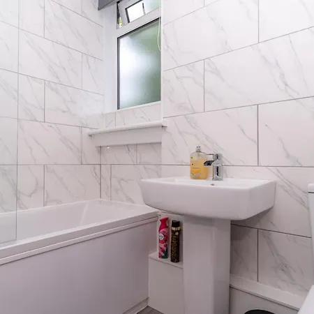 4 Bedrooms Homely House - Sleeps 6 Comfortably With 6 Double Beds,glasgow, Free Street Parking, Business Travellers, Contractors, & Holiday-goers, Near Major Transport Links In & Centre, Perfect For Common Wealth Games 2026