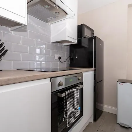 Homely House: 4-bedroom Comfort Near Centre