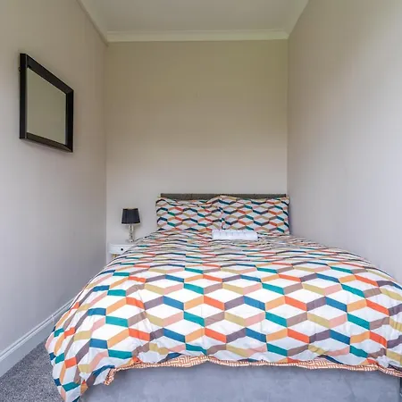 Homely House: 4-bedroom Comfort Near Centre Apartment Glasgow