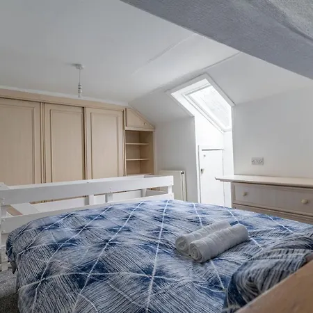 Homely House: 4-bedroom Comfort Near Centre Apartment