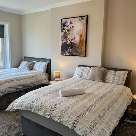 Apartment Homely House: 4-bedroom Comfort Near Centre