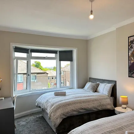 Homely House: 4-bedroom Comfort Near Centre Apartment Glasgow