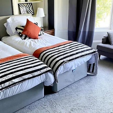 Stunning 3 Bedroom Victorian Near Pollok Country Park Apartment *