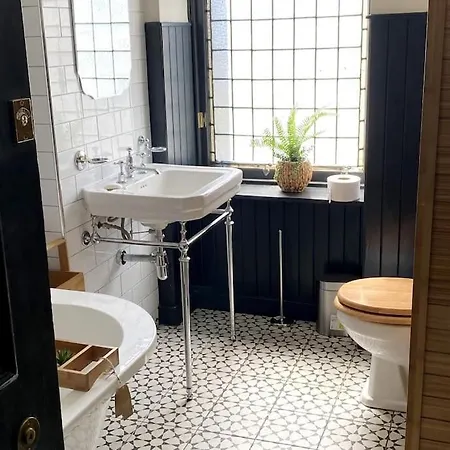 Stunning 3 Bedroom Victorian Near Pollok Country Park Lejlighed