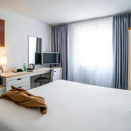 Отель Novotel Centre 4*