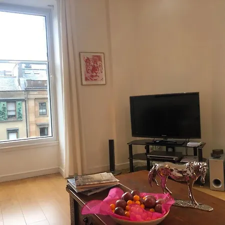 Comfy Two Bedroom Right In The Centre Apartment *