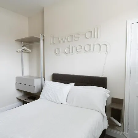 Per7-fm - 1 Bed Ground Floor Flat, Near Cessnock Subway *