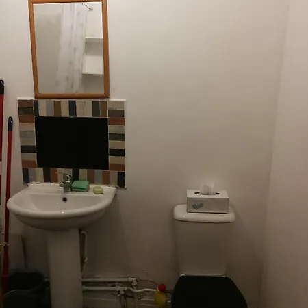 Πανσιόν Budget Double Bedroom Near Centre And West End