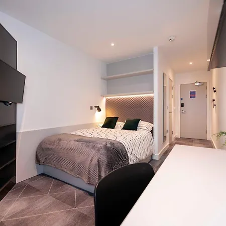 Chic Living Studio At West End Student Accommodation- Students Only *