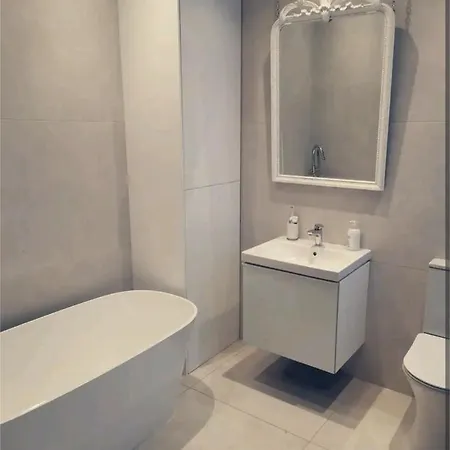 One The Mews * غلاسغو