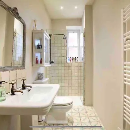 Of Joy - 3 Bedroom With Private Garden Appartement