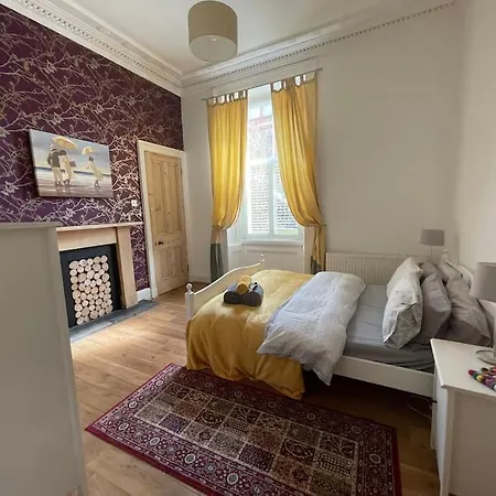 Stunning West End Flat! Lägenhet *