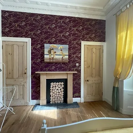 Stunning West End Flat! Lägenhet