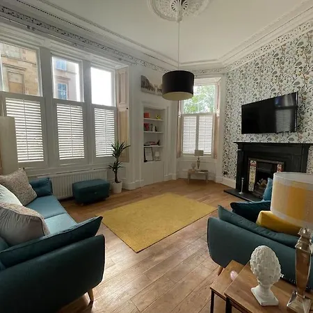 Stunning West End Flat! Lägenhet