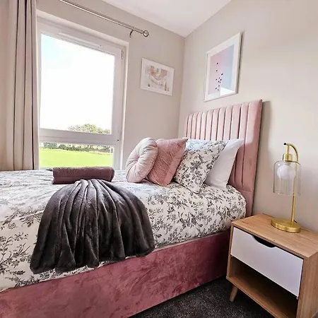 Holiday home Modern 5 Bedroom Townhouse With Free Parking Glasgow