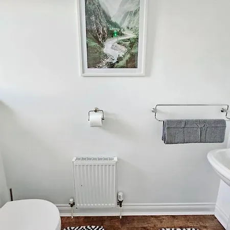 Modern 5 Bedroom Townhouse With Free Parking Holiday home Glasgow