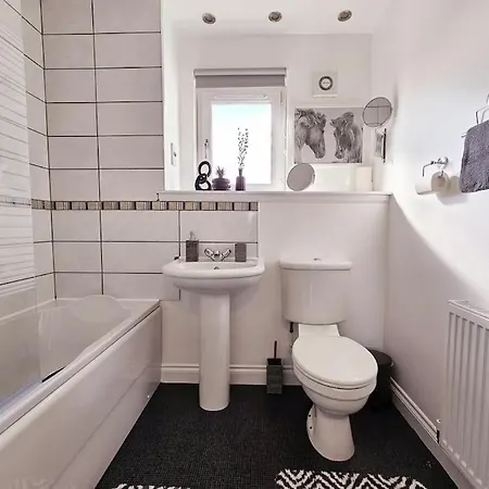 Modern 5 Bedroom Townhouse With Free Parking Glasgow