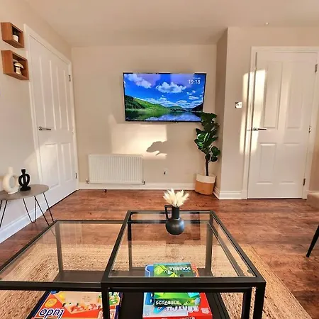 Modern 5 Bedroom Townhouse With Free Parking Holiday home