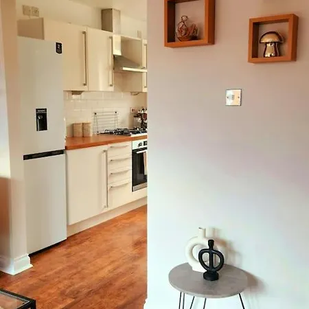Modern 5 Bedroom Townhouse With Free Parking Glasgow